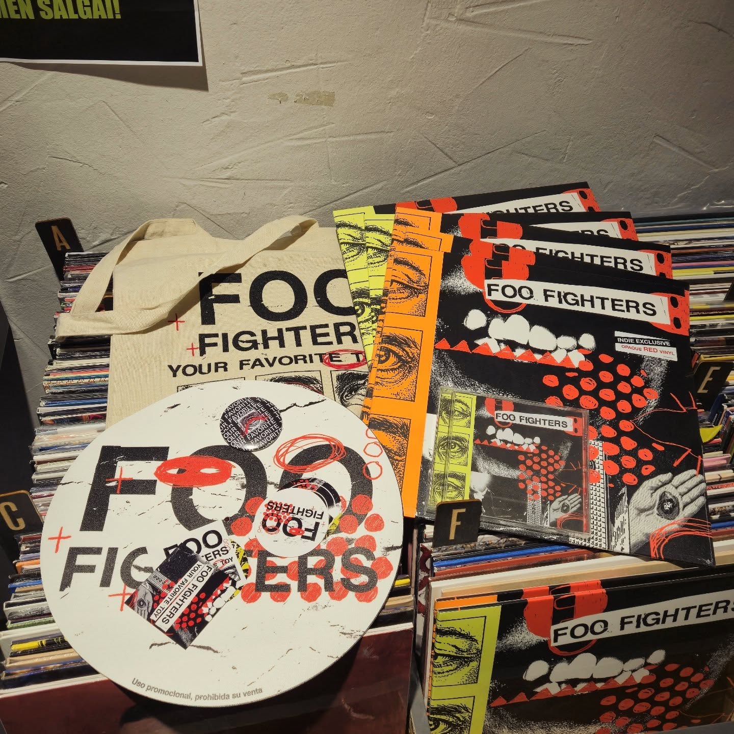 Venga, que hay regalo chulo para los primeros que compren en la tienda el nuevo trabajo de Foo Fighters. 

Oparia dago Foo Fighters taldearen lan berria dendan erosten dutenentzat. 

##vinylora #vinyloradenda #foofighters