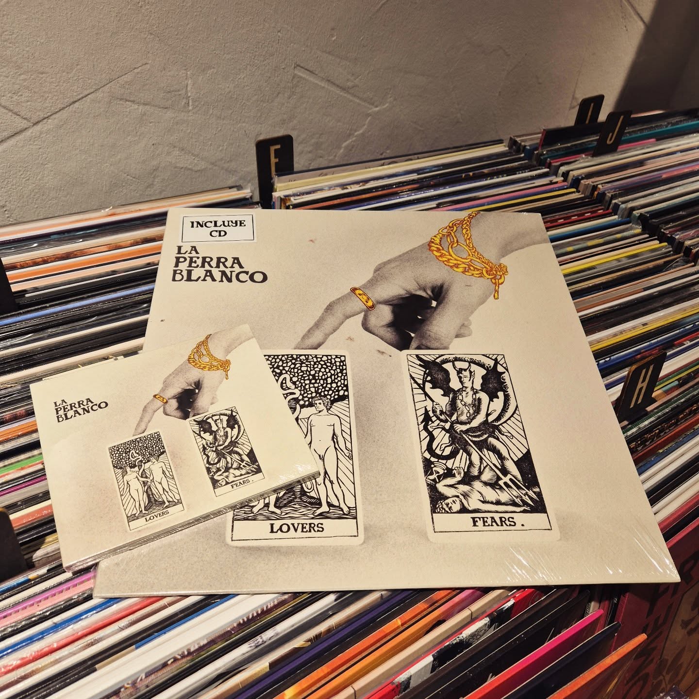 #laperrablanco #loversandfears 🌩️🍾🎸🔊
#vinylora #vinyloradenda #vinylcollection vinyljunkie vinylstore vinylrecords vinylcommunity vitoriagasteiz aldezaharra saveyourlocalrecordstore

www.vinylora.com
