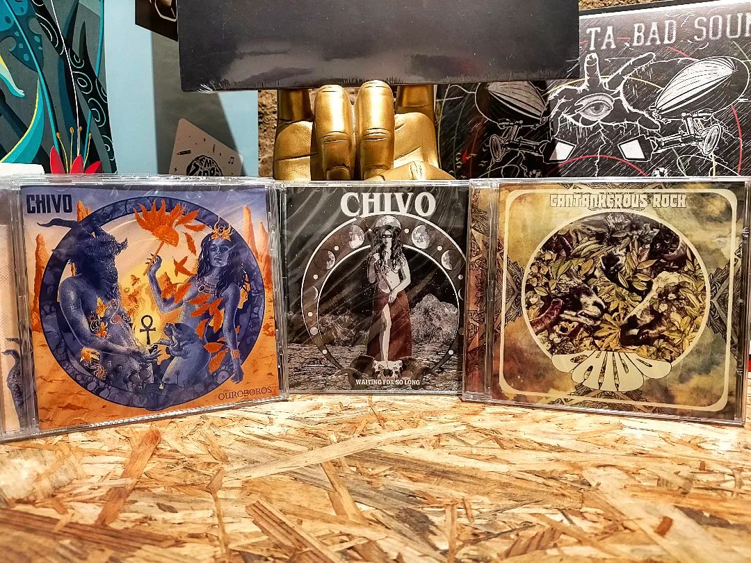 Salgai #vinyloradenda -n @chivo_stoner  taldearen hiru lanak CD formatoan/ A la venta en tienda y web los tres trabajos de CHIVO.
#chivostoner #stonerock #vitoriagasteiz #aldezaharragasteiz #lacorre #cd