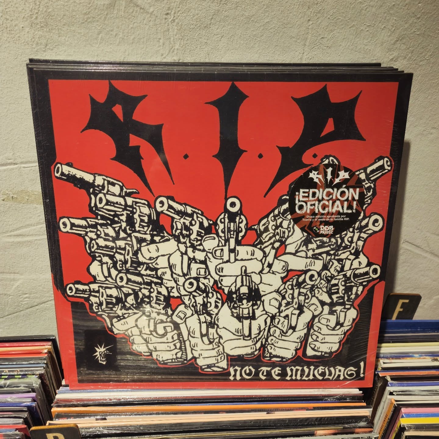 #rip #notemuevas 💥📸❤️⚡

Edizio ofiziala! Txerra eta ingurukoen baimenarekin argitaratuta. Gaurtik aurrera Vinylora dendan! 

Edición oficial que ha salido con el visto bueno de Txerra y demás familia de RIP! 

#vinylora #arrasatemondra #punk 

https://vinylora.com/tienda/8435307622167/